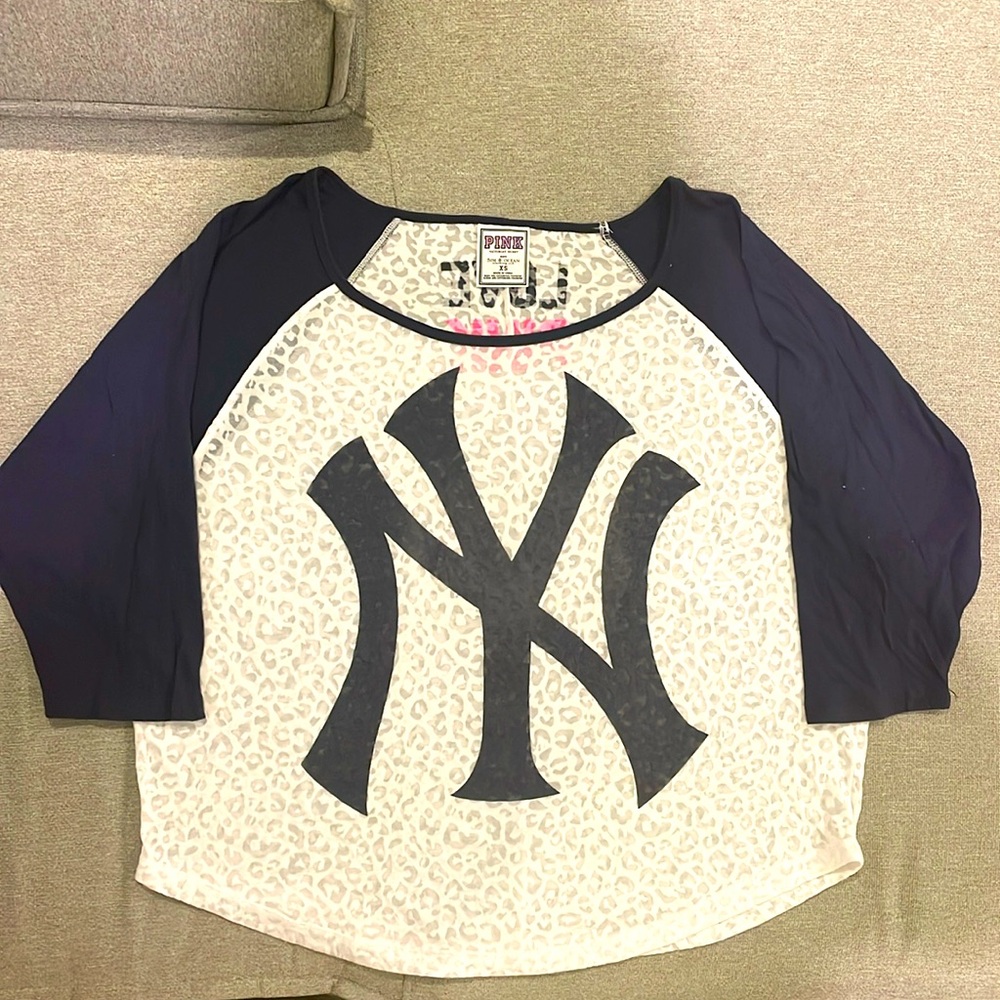 PINK Women’s New York Yankees Top